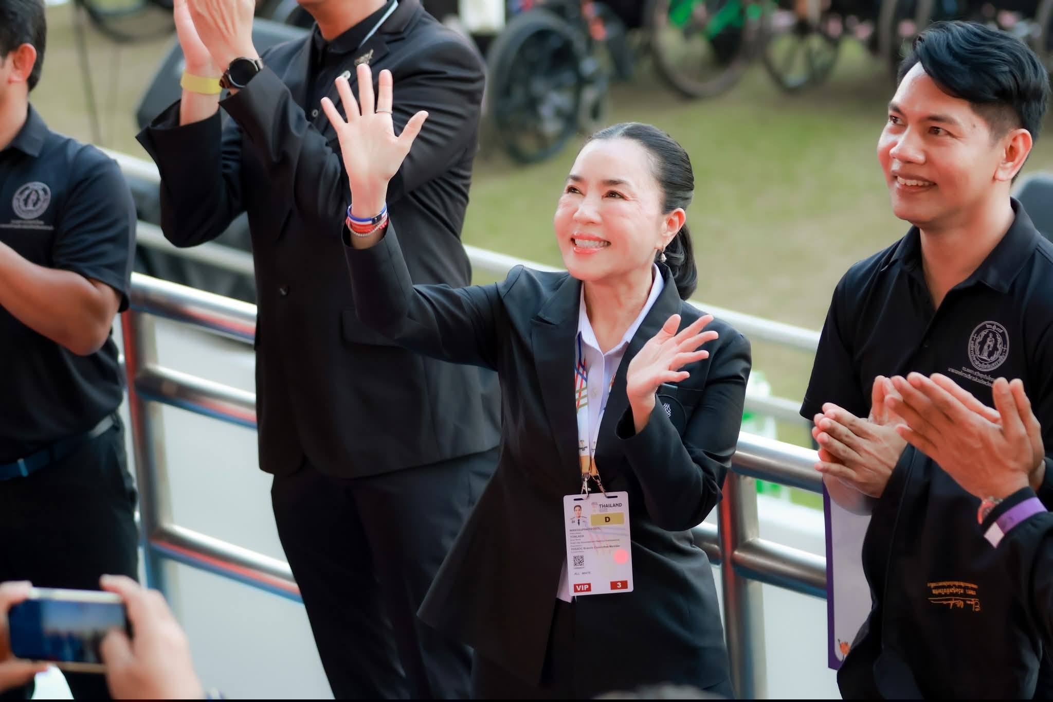 ดร.ยลดา หวังศุภกิจโกศล นายก อบจ.นม.พร้อมคณะผู้บริหาร นำบุคลากรในสังกัดทุกส่วนเข้าร่วมพิธีปิดอาเซียนพาราเกมส์ ครั้งที่ 13 ณ สนามกีฬาเฉลิมพระเกียรติ 80 พรรษา จ.นครราชสีมา 